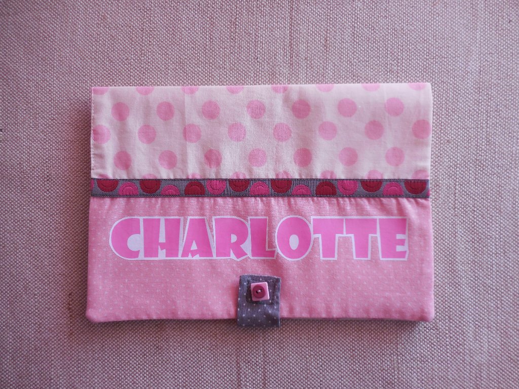 Protège carnet  'Biche 'personnalisé pour Charlotte
Taille standard  - En coton imprimé, doublé de viseline pour la solidité . L'attache est une bande à scratch